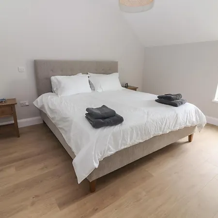 19a Lighthouse Village * Fenit