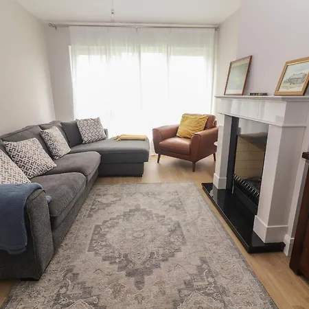 19a Lighthouse Village * Fenit