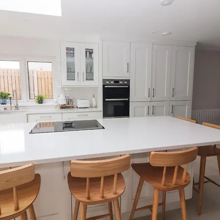 19a Lighthouse Village * Fenit