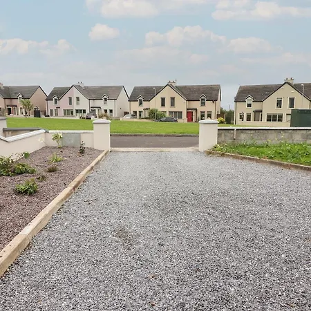 19a Lighthouse Village * Fenit