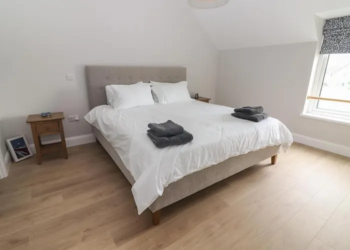 19a Lighthouse Village * Fenit