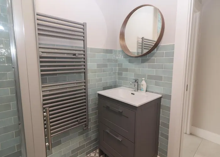 19a Lighthouse Village * Fenit