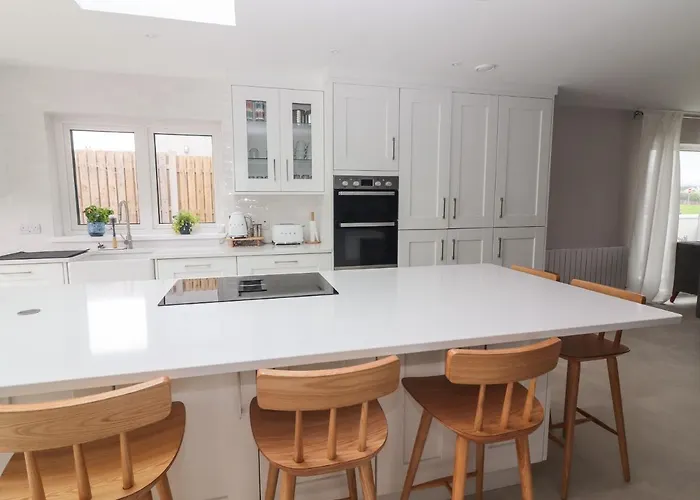 19a Lighthouse Village * Fenit