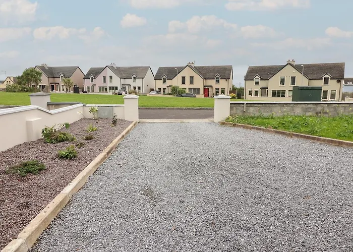 19a Lighthouse Village * Fenit